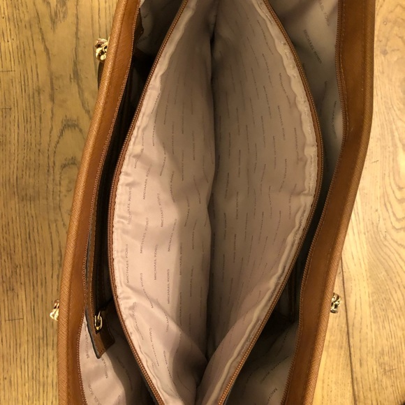 Michael Kors laptop purse! - Picture 4 of 8